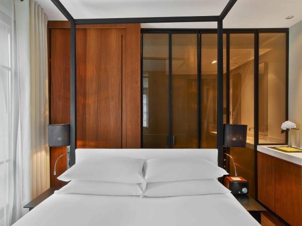 Le Metropolitan Paris Tour Eiffel, a Tribute Portfolio Hotel : photo 3 de la chambre suite lit king-size - vue sur tour eiffel