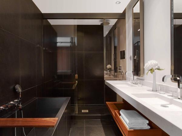 Le Metropolitan Paris Tour Eiffel, a Tribute Portfolio Hotel : photo 4 de la chambre suite lit king-size - vue sur tour eiffel