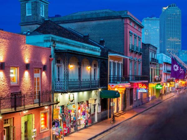 Four Points by Sheraton French Quarter : photo 3 de la chambre suite junior avec balcon et 1 lit king-size - vue sur rue bourbon