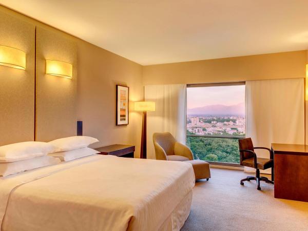 Sheraton Salta Hotel : photo 1 de la chambre classic, guest room, 1 king, city valley view, city view