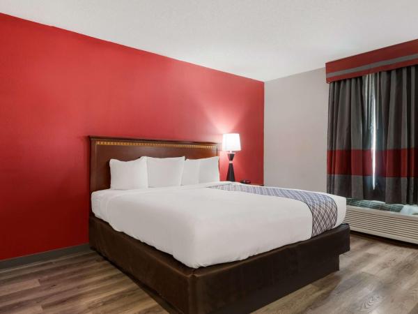 SureStay Plus Hotel by Best Western San Antonio North : photo 7 de la chambre chambre lit king-size avec douche accessible en fauteuil roulant - adaptée aux personnes à mobilité réduite