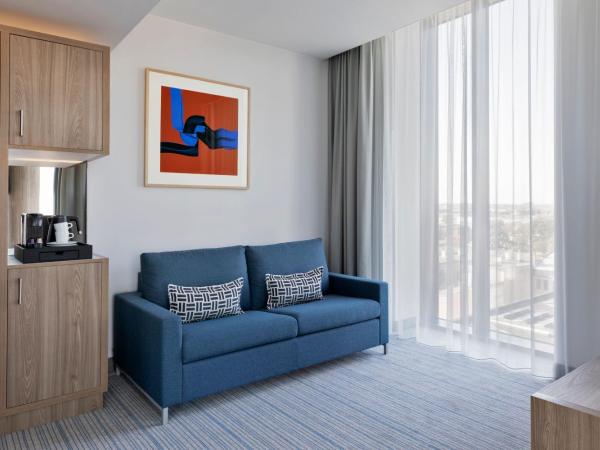 Courtyard by Marriott Szczecin City : photo 3 de la chambre suite junior avec 1 lit king-size et canapé-lit - vue sur ville