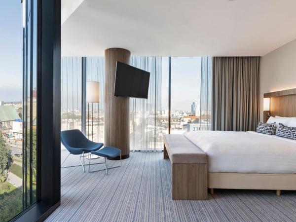 Courtyard by Marriott Szczecin City : photo 1 de la chambre suite junior avec 1 lit king-size et canapé-lit - vue sur ville