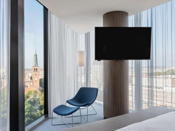 Courtyard by Marriott Szczecin City : photo 5 de la chambre suite junior avec 1 lit king-size et canapé-lit - vue sur ville