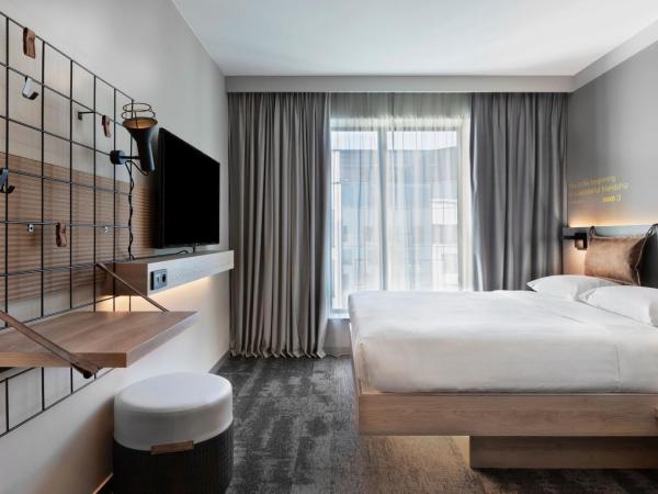 Moxy Szczecin City : photo 1 de la chambre chambre lit queen-size - vue sur ville