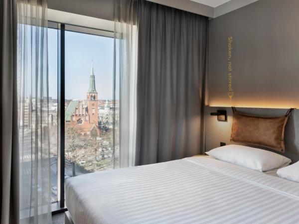 Moxy Szczecin City : photo 2 de la chambre chambre lit queen-size - vue sur ville