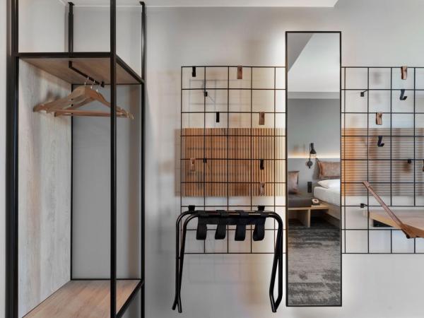 Moxy Szczecin City : photo 3 de la chambre chambre lit queen-size - vue sur ville