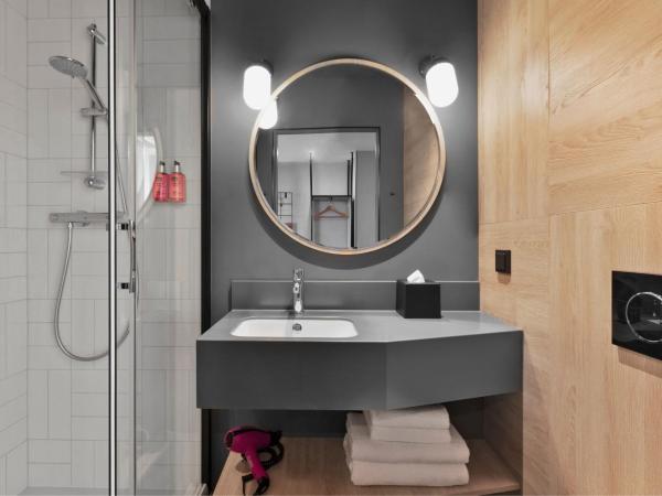 Moxy Szczecin City : photo 6 de la chambre chambre lit queen-size - vue sur ville