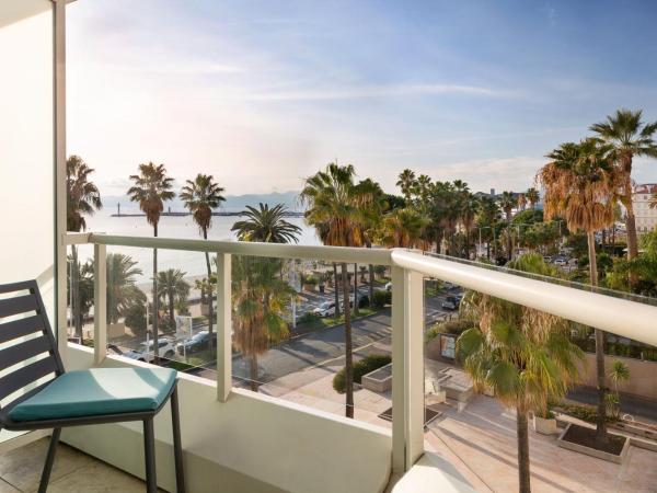 JW Marriott Cannes : photo 8 de la chambre chambre lits jumeaux deluxe - vue partielle mer