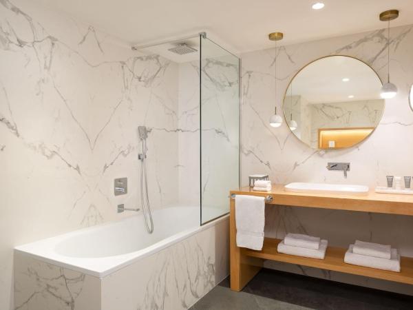 JW Marriott Cannes : photo 5 de la chambre chambre lits jumeaux deluxe - vue partielle mer