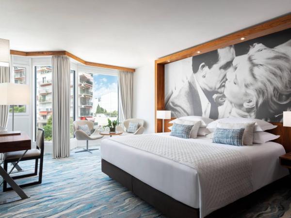 JW Marriott Cannes : photo 1 de la chambre chambre deluxe - vue sur ville 