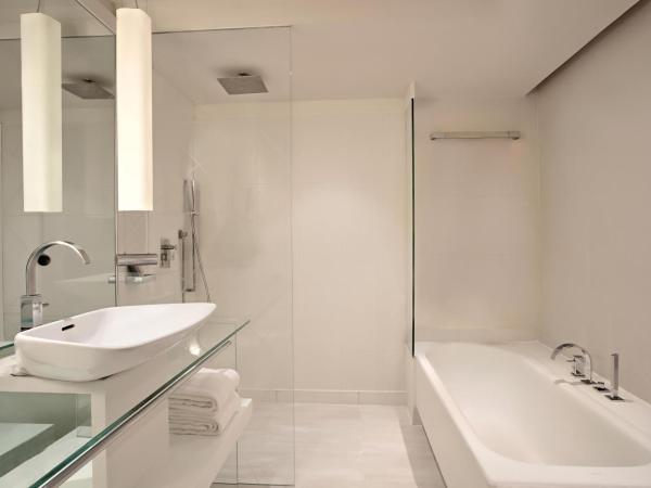 Le Meridien Gurgaon, Delhi NCR : photo 8 de la chambre deluxe room with aravalli view, king bed,late check-out by 1300 hours and early check-in by 1400 hours and 15% discount on f&b   