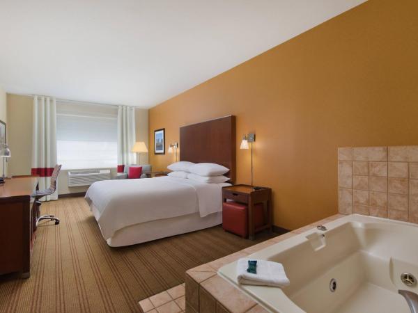 Four Points by Sheraton Portland East : photo 1 de la chambre king jacuzzi room, guest room, 1 king, whirlpool