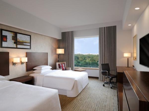 Four Points by Sheraton Hotel and Serviced Apartments Pune : photo 2 de la chambre executive room twin bed with city or pool view and with complimentary lounge access between 1830 hrs to 2030 hrs (two drinks of your choice anytime during lounge hours,snack buffet from 1800 to 2000 hrs,tea or coffee service throughout the day and cookies