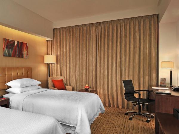Four Points by Sheraton Hotel and Serviced Apartments Pune : photo 3 de la chambre deluxe room twin bed with city or pool view