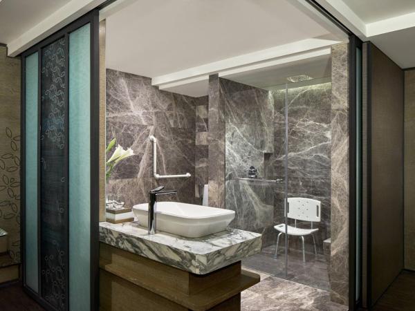 Yogyakarta Marriott Hotel : photo 6 de la chambre chambre lit king-size - vue sur ville