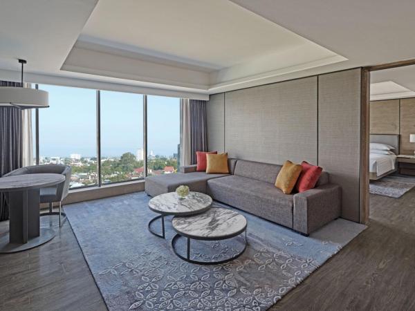 Yogyakarta Marriott Hotel : photo 2 de la chambre m club lounge access, 1 bed room executive suite, 1 king, pool view