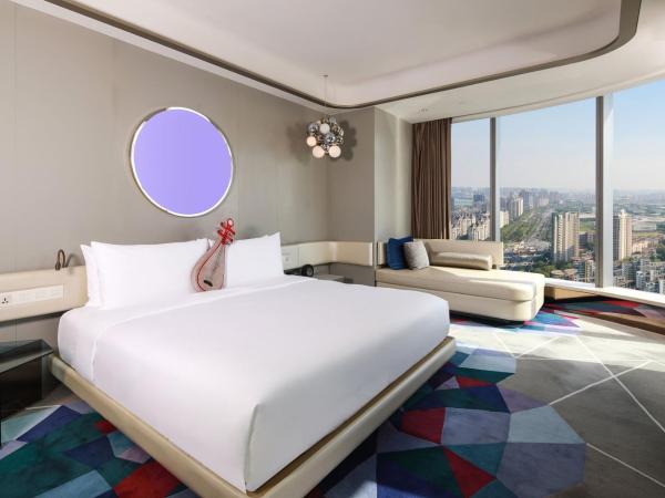 W Suzhou - Jinji Lake : photo 4 de la chambre chambre spectaculaire avec 1 lit king-size - vue sur ville