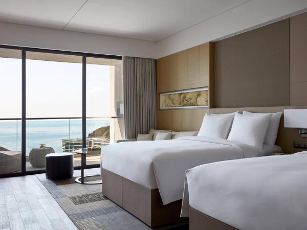 The Shanhaitian Resort Sanya, Autograph Collection : photo 7 de la chambre chambre glamour avec 2 lits doubles et balcon - vue sur océan