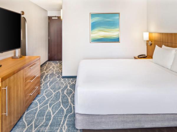 Hyatt Place Waikiki Beach : photo 5 de la chambre chambre lit king-size avec canapé-lit - vue sur ville