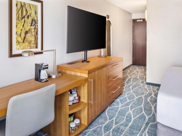 Hyatt Place Waikiki Beach : photo 6 de la chambre chambre lit king-size avec canapé-lit - vue sur ville