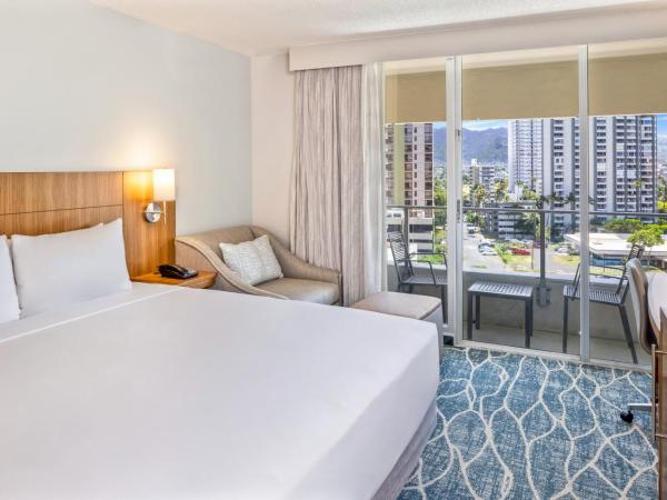 Hyatt Place Waikiki Beach : photo 8 de la chambre chambre lit king-size familiale avec canapé-lit - vue sur montagne
