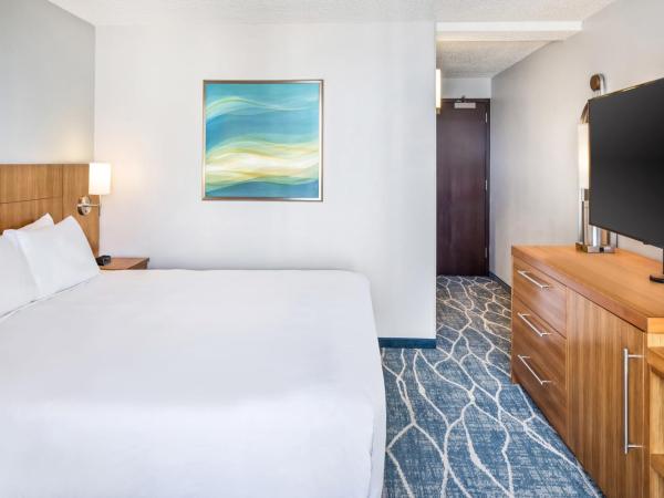 Hyatt Place Waikiki Beach : photo 6 de la chambre chambre lit king-size avec canapé-lit et vue sur la piscine