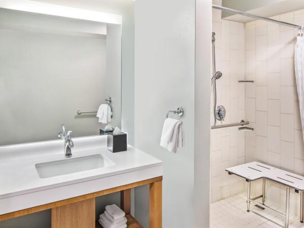 Hyatt Place Waikiki Beach : photo 10 de la chambre king room with sofa bed, roll-in shower and city view - disability access