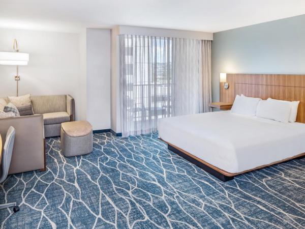Hyatt Place Waikiki Beach : photo 7 de la chambre king room with sofa bed, roll-in shower and city view - disability access