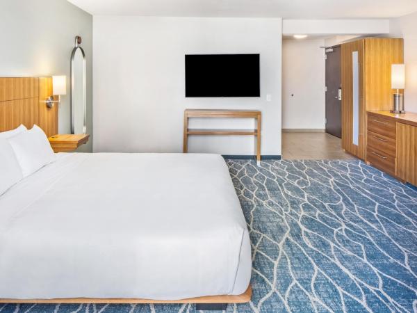 Hyatt Place Waikiki Beach : photo 6 de la chambre king room with sofa bed, roll-in shower and city view - disability access