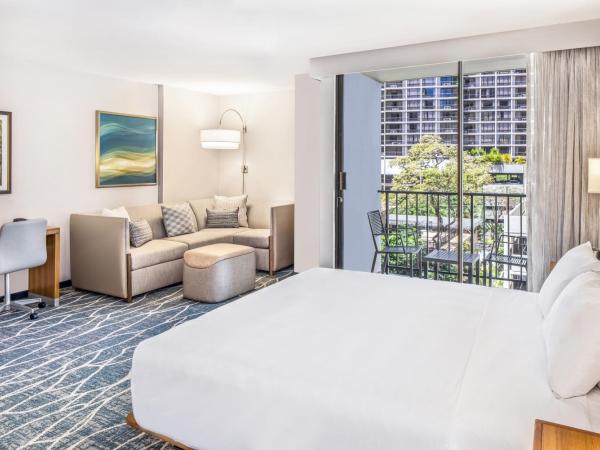 Hyatt Place Waikiki Beach : photo 5 de la chambre specialty king room with sofa bed and city view