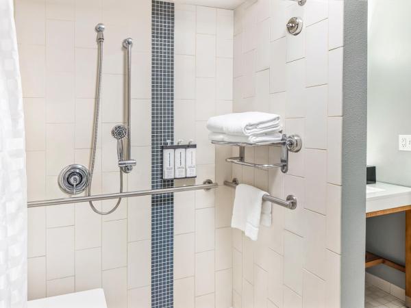 Hyatt Place Waikiki Beach : photo 9 de la chambre queen room with two queen beds with sofa bed, city view and roll-in shower - disability access