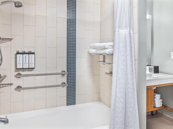 Hyatt Place Waikiki Beach : photo 8 de la chambre queen room with two queen beds with sofa bed, city view and tub - disability access