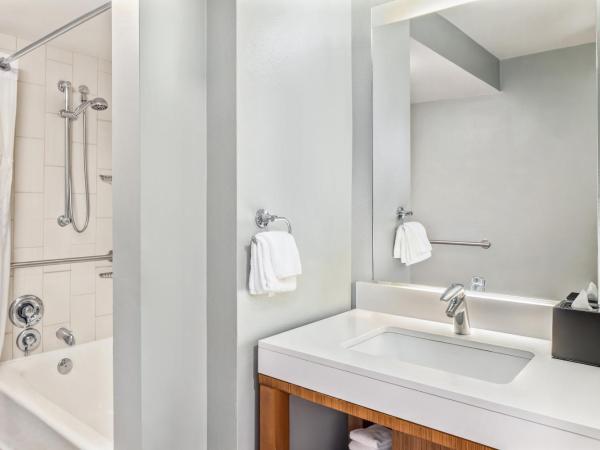 Hyatt Place Waikiki Beach : photo 9 de la chambre queen room with two queen beds with sofa bed, city view and tub - disability access