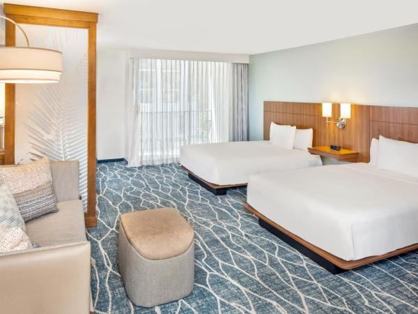 Hyatt Place Waikiki Beach : photo 6 de la chambre queen room with two queen beds with sofa bed, city view and tub - disability access