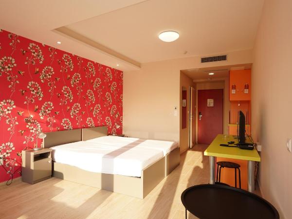 Colors Holiday Hotel : photo 3 de la chambre chambre triple - vue sur la piscine