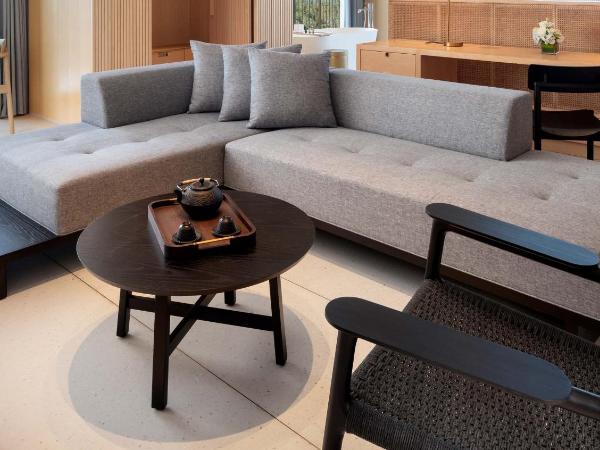 The Taikang Sanya, a Tribute Portfolio Resort : photo 5 de la chambre suite lit king-size avec balcon - vue sur jardin