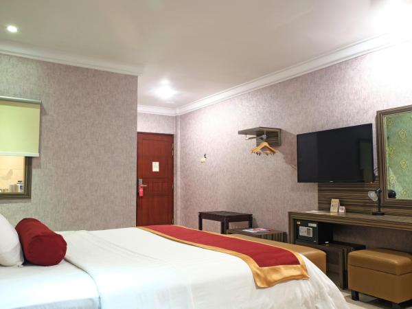 BI Executive Hotel : photo 2 de la chambre suite lit king-size