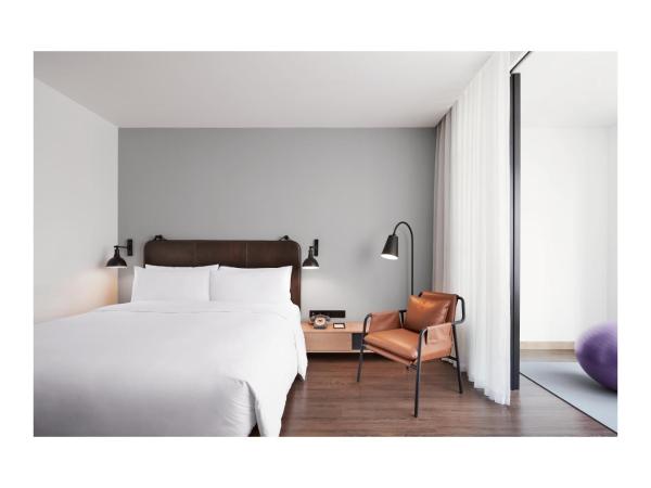 Moxy Shenzhen North Station : photo 2 de la chambre moxie, guest room, 1 king, city view