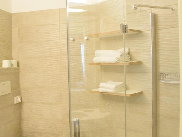 Hotel Carlton : photo 6 de la chambre chambre double ou lits jumeaux - vue latérale sur mer