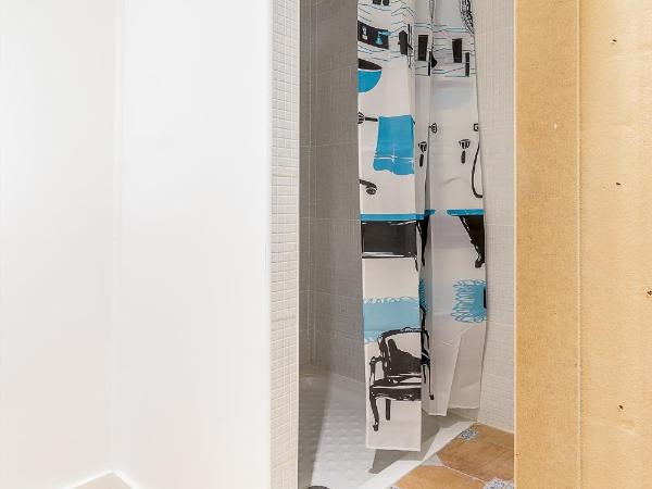 Ant Hostel Barcelona : photo 6 de la chambre lit dans dortoir mixte de 4 lits avec salle de bains privée