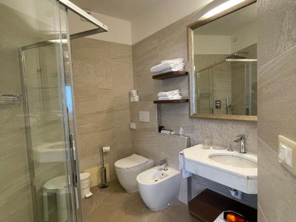 Hotel Carlton : photo 8 de la chambre chambre double ou lits jumeaux - vue latérale sur mer