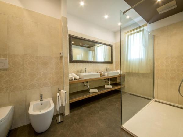 Hotel Carlton : photo 8 de la chambre suite lit king-size avec baignoire spa