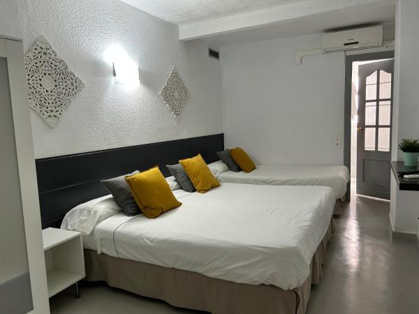 Hostal Berlin : photo 2 de la chambre economy triple room without window