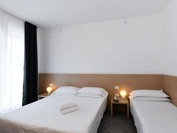 Hotel Eden : photo 2 de la chambre chambre triple avec balcon, accès à la plage et parking