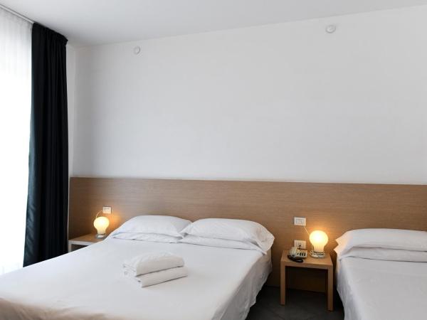 Hotel Eden : photo 3 de la chambre chambre triple avec balcon, accès à la plage et parking