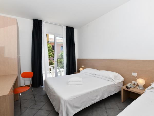 Hotel Eden : photo 2 de la chambre chambre double ou lits jumeaux avec balcon, accès à la plage et parking