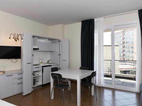 Hotel Eden : photo 4 de la chambre studio avec balcon, accès à la plage et parking