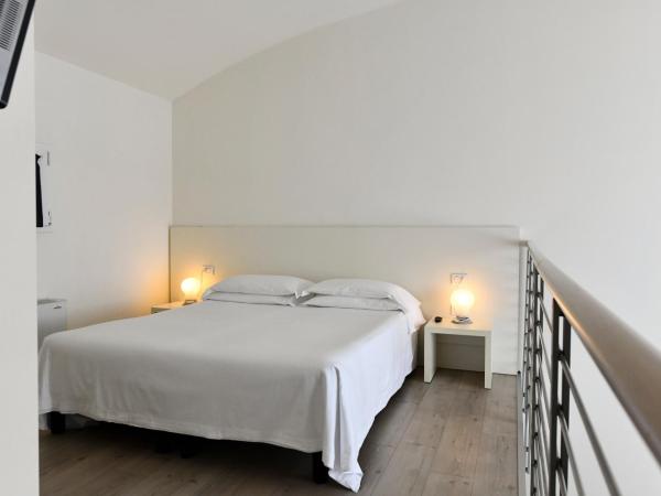 Hotel Eden : photo 6 de la chambre duplex avec terrasse, accès à la plage et parking