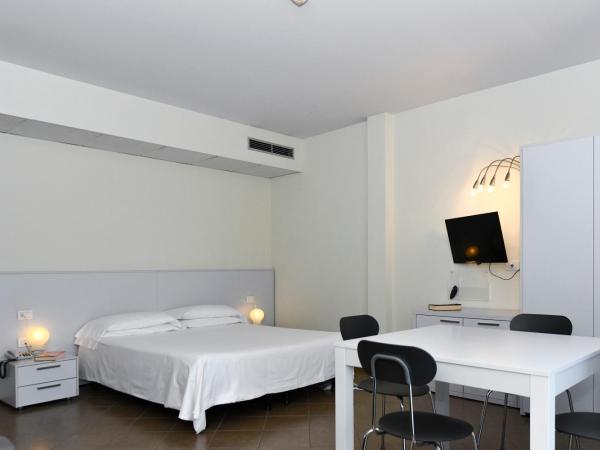 Hotel Eden : photo 8 de la chambre studio avec balcon, accès à la plage et parking